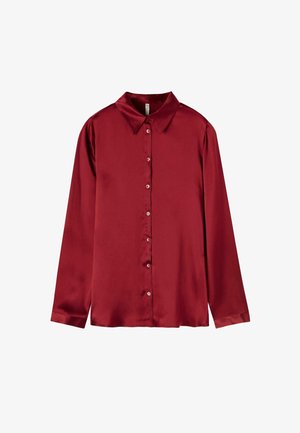 Blusa in satin a maniche lunghe con bottoni, di colore rosso scuro, con colletto appuntito e polsini semplici.