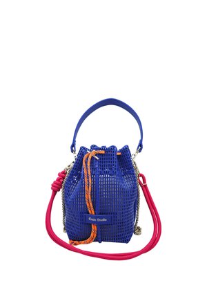 Sac seau en mesh bleu avec cordon de serrage orange, bandoulière rose, détail chaîne argentée et étiquette "Craie Studio" sur le devant.