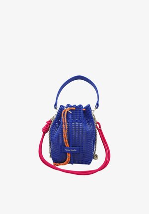 Sac seau en mesh bleu avec cordon de serrage orange, bandoulière rose, détail chaîne argentée et étiquette "Craie Studio" sur le devant.