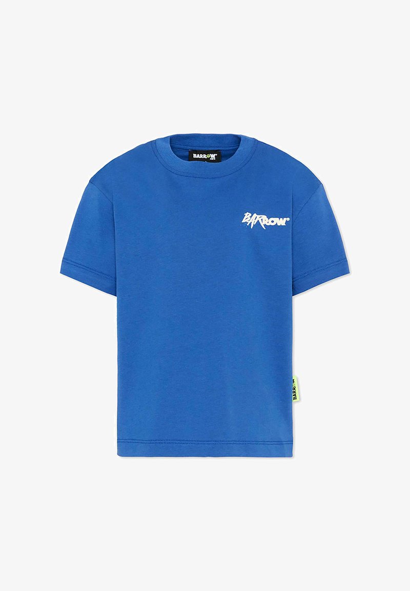 T-shirt bleu à manches courtes avec col rond, logo blanc "BARROW" sur la poitrine et petite étiquette verte avec texte noir sur la couture latérale.