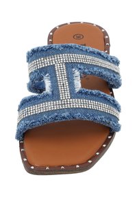 Ciabatte in denim con due ampie cinghie caratterizzate da bordi sfrangiati e accenti di strass argentati, posizionate su una suola in finta pelle marrone.