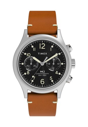 Montre chronographe Timex MK1 avec cadran noir, chiffres blancs, deux sous-cadrans, boîtier en argent et bracelet en cuir marron.