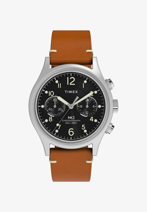 Montre chronographe Timex MK1 avec cadran noir, chiffres blancs, deux sous-cadrans, boîtier en argent et bracelet en cuir marron.