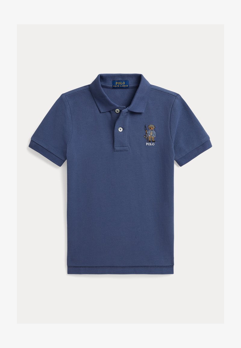 Μπλε polo με κοντά μανίκια, δύο κουμπιά και κεντημένο αρκουδάκι Polo που κρατά εξοπλισμό ψαρέματος στο αριστερό μέρος του στήθους.