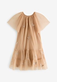 Robe en tulle beige avec des manches flottantes, ornée de papillons brodés. Comprend une fermeture à bouton au dos et un ourlet à volants superposés.