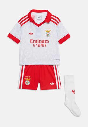Équipement de football blanc et rouge avec un maillot à manches courtes, un short et une chaussette blanche unique comportant les logos du club et d'Adidas ainsi que trois étoiles jaunes.