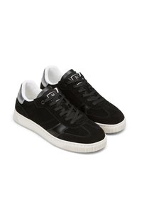 Schwarze Wildledersneaker mit einer glatten Lederakzent, Schnürdesign, weißer Gummisohle und dezenten Stichdetails.