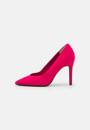 Escarpin à talon haut pointu rose vif avec talon aiguille fin sur fond blanc.