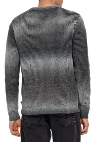 Szary i czarny sweter w paski z pionowym żebrowaniem i okrągłym dekoltem; charakteryzuje się efektem gradientu od ciemnego do jasnego na końcu.