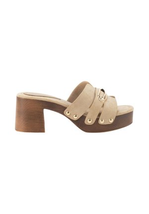 Mule beige de ante con puntera abierta, tachuelas doradas, cadena decorativa y tacón bloque de madera.