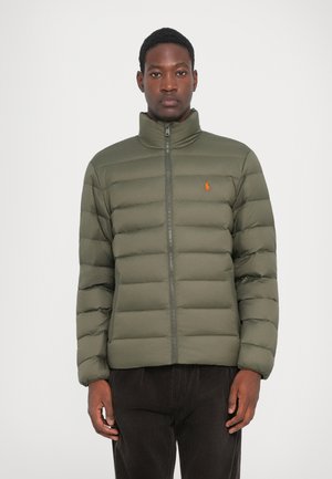 Olijf groene pufferjack met hoge kraag, voorrits en een oranje logo op de borst; gekenmerkt door een geborduurde textuur en een getailleerde pasvorm.