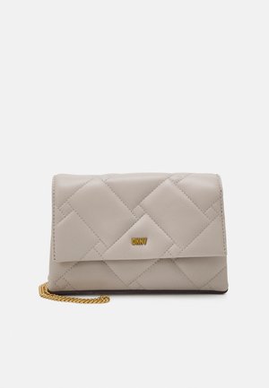 Beige leren portemonnee met geometrische steken, een klep die omvouwt, een gouden kettingriem en een klein gouden logo aan de voorkant. Gladde textuur met diamantpatroon.