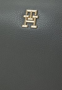 Tommy Hilfiger STAPLE CROSSOVER - Umhängetasche - grey line
