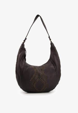 Braune Leder-Hobo-Tasche mit einer lässigen Form, versehen mit einem goldenen Nietenmuster und einem einzelnen Schulterriemen. Reißverschlussverschluss oben.