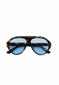 Occhiali da sole tartarugati con montatura geometrica, lenti blu e browline pronunciato. Presentano aste sottili e protezione UV.