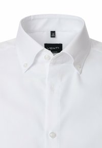 Witte button-up shirt gemaakt van soepel katoenmateriaal, met een klassieke kraag, een voorpand met knopen en subtiele textuurdetails.