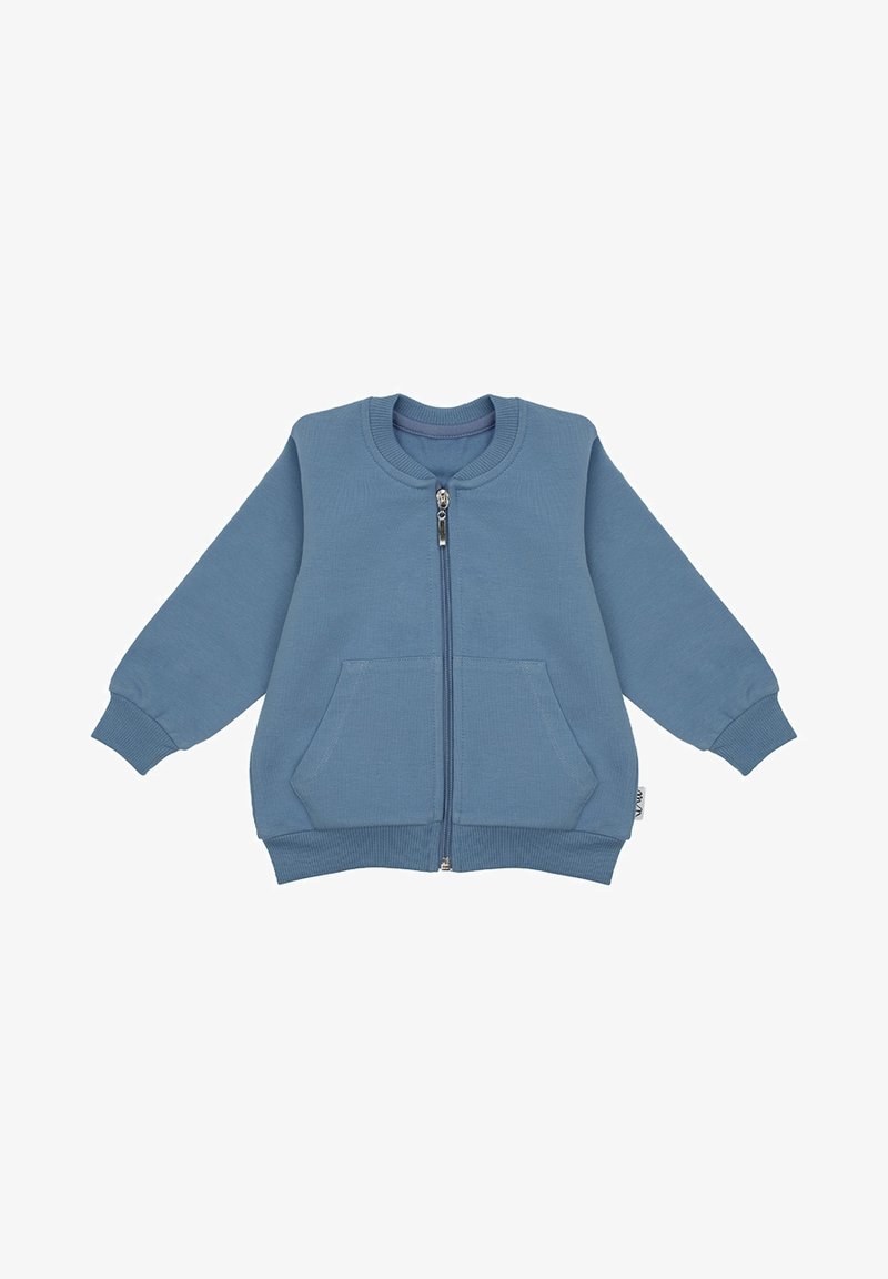 Niebieska kurtka na zamek wykonana z miękkiej mieszanki bawełny. Posiada długie rękawy, okrągły dekolt, dwie przednie kieszenie oraz ściągacze na mankietach i na dole.