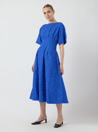 Ein blauer, knielanger Kleid mit einem strukturierten Blumenmuster, kurzen Ärmeln, einem taillierten Oberteil und einem schwingenden Rock. Mit subtilen Falten akzentuiert.
