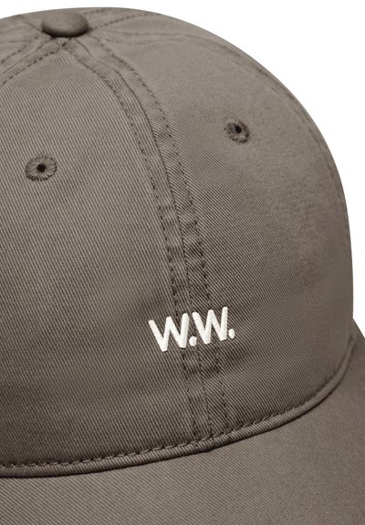 Brun baseballkasket med hvidt broderet "W.W."-logo på frontpanelet, med syede lufthuller og topknap.