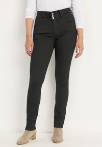 Mustat korkeavyötäröiset farkut, joissa on kiinteä muotoilu, kolmea koristeellista nappia ja taskuja. Materiaali on denimi, jolla on sileä rakenne.