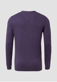 Fioletowy sweter, okrągły dekolt, długie rękawy, teksturowana dzianina, dopasowany krój, ściągacze przy rękawach i dolnym brzegu, bezszwowy design pleców.