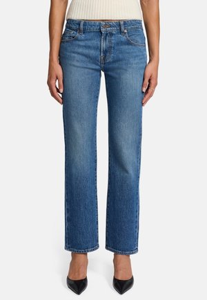 Helle blaue Jeans im geraden Schnitt, mit subtilen Ausbleichungen, fünf Taschen und einem Knopfverschluss an der Taille.