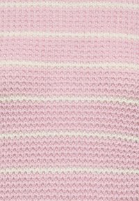 Tissu de pull en tricot avec des rayures horizontales alternées en rose pâle et blanc, présentant un motif texturé et tissé de manière lâche.