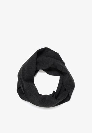 Dzianinowy szalik w kształcie nieskończoności w ciemnoszarym kolorze, wykonany z miękkiego, teksturowanego materiału. Posiada ciągły krój, co ułatwia noszenie i zapewnia ciepło.