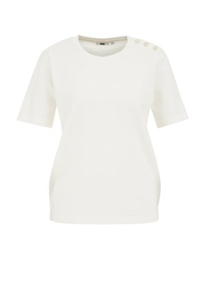 Hvid kortærmet bluse med rund halsudskæring og dekorative knapper på den ene skulder. Stoflaget har et struktureret mønster.