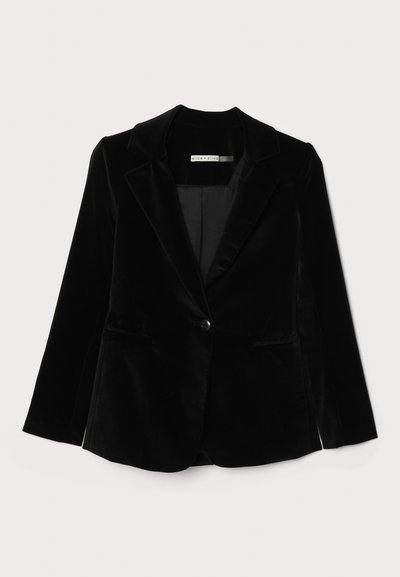Blazer en velours noir avec revers crantés, fermeture à un bouton et deux poches avant. Texture lisse et coupe ajustée.