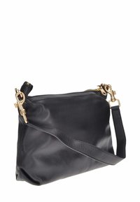 Borsa a tracolla in pelle nera con superficie testurizzata, hardware dorato e tracolla regolabile. Presenta una chiusura con zip superiore.