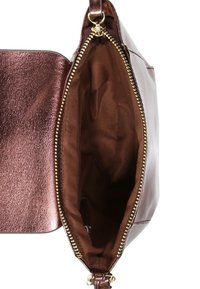 Metallic burdeos handväska med dragkedjestängning, med en jämn yta, brun tygfoder och detalj i guldton. Insidan är rymlig.