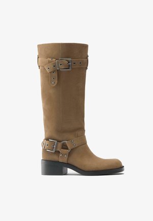 Visoka smeđa antilop čizma s dva podesiva srebrna kopča i remenčićima, okruglim vrhom i niskom crnom blok petom.