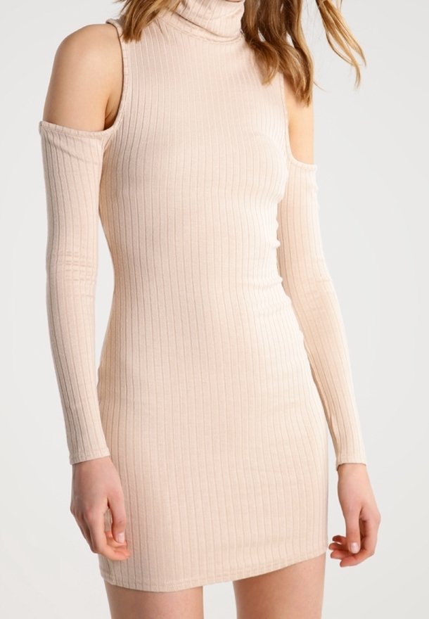 Robe en maille côtelée beige avec manches longues, épaules dénudées et col roulé haut.