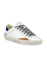 Białe trampki z szarymi sznurowadłami, brązowym zamszowym akcentem i granatowym obcasem. Posiadają płaską gumową podeszwę i subtelne logo po boku.