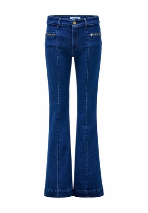 Vaqueros acampanados de mezclilla azul oscuro, con cintura alta y detalles de cadenas cerca de los bolsillos delanteros. Diseño clásico de cinco bolsillos.