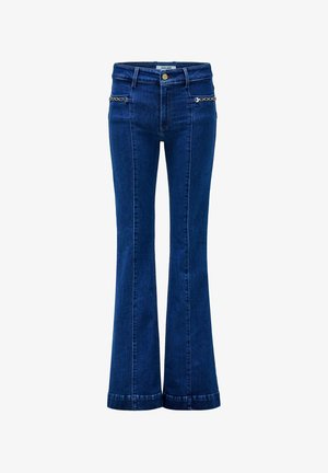 Vaqueros acampanados de mezclilla azul oscuro, con cintura alta y detalles de cadenas cerca de los bolsillos delanteros. Diseño clásico de cinco bolsillos.