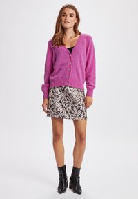 Nümph RIETTE V-NECK - Jopica - vibrant orchid