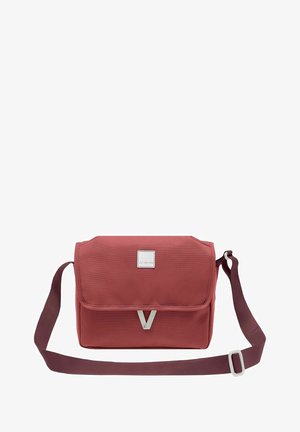 Borsa a spalla in tessuto rosso con chiusura a patta, tracolla regolabile e un logo quadrato argento sul davanti. Texture liscia con minime accentuazioni.
