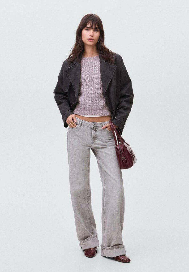 Siva prevelika denim jakna preko svetlo vijoličaste pletene dukserice, uparen s svetlo sivim širokim farmerkama i bordo torbicom.