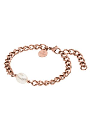 Armband mit Roségoldkette, großer weißer Perle und rundem Markenanhänger nahe beim Karabinerverschluss.