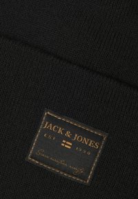 Zwarte gebreide beanie met een textuurpatroon en een leren label met de merknaam "JACK & JONES" en het oprichtingsjaar 1990.