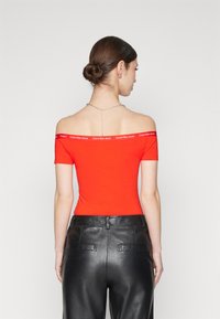 Calvin Klein Jeans LOGO ELASTIC BARDOT TOP - Triko s potiskem - fiery red