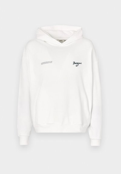 Baltas sportinis džemperis pagamintas iš minkštos medžiagos, su reguluojamu kapišonu, priekinėmis kišenėmis ir išsiuvinėtu juodu tekstu bei logotipu ant krūtinės.