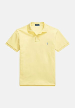 Polo giallo con colletto classico, maniche corte e un sottile logo ricamato in blu sul lato sinistro del petto. Materiale in cotone, texture liscia.