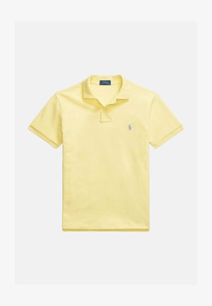 Polo giallo con colletto classico, maniche corte e un sottile logo ricamato in blu sul lato sinistro del petto. Materiale in cotone, texture liscia.