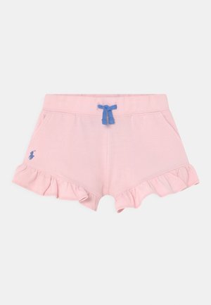 Short rose clair pour tout-petit avec ourlets à volants, cordon bleu à la taille, poches latérales et petit logo brodé sur la jambe gauche.