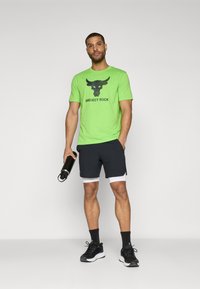Under Armour BRAHMA BULL - Marškinėliai su spaudiniu - cyber green/black