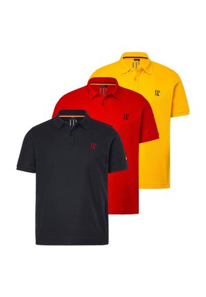 Drie opgevouwen polo's in zwart, rood en geel, elk met een klein "JP 1880" logo op de borst.