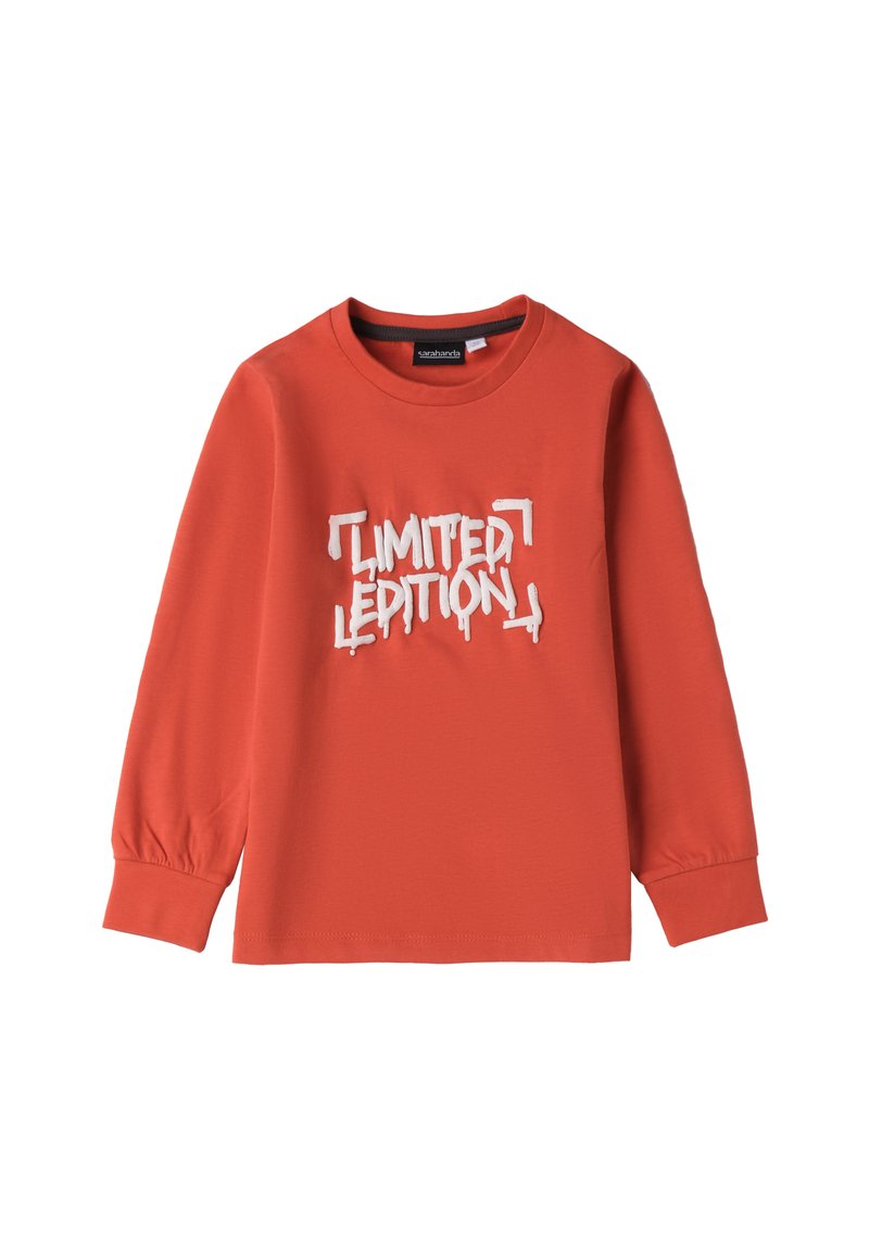 Maglietta rossa a maniche lunghe in cotone, con una stampa centrale in stile graffiti bianco che reca la dicitura "EDIZIONE LIMITATA." Collo arrotondato.